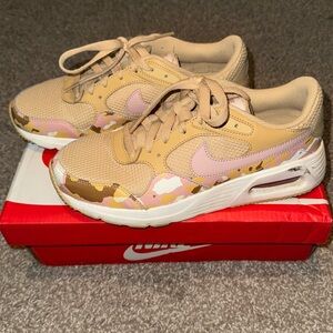 Used women’s Nike airmax tennis shoes size 7.5